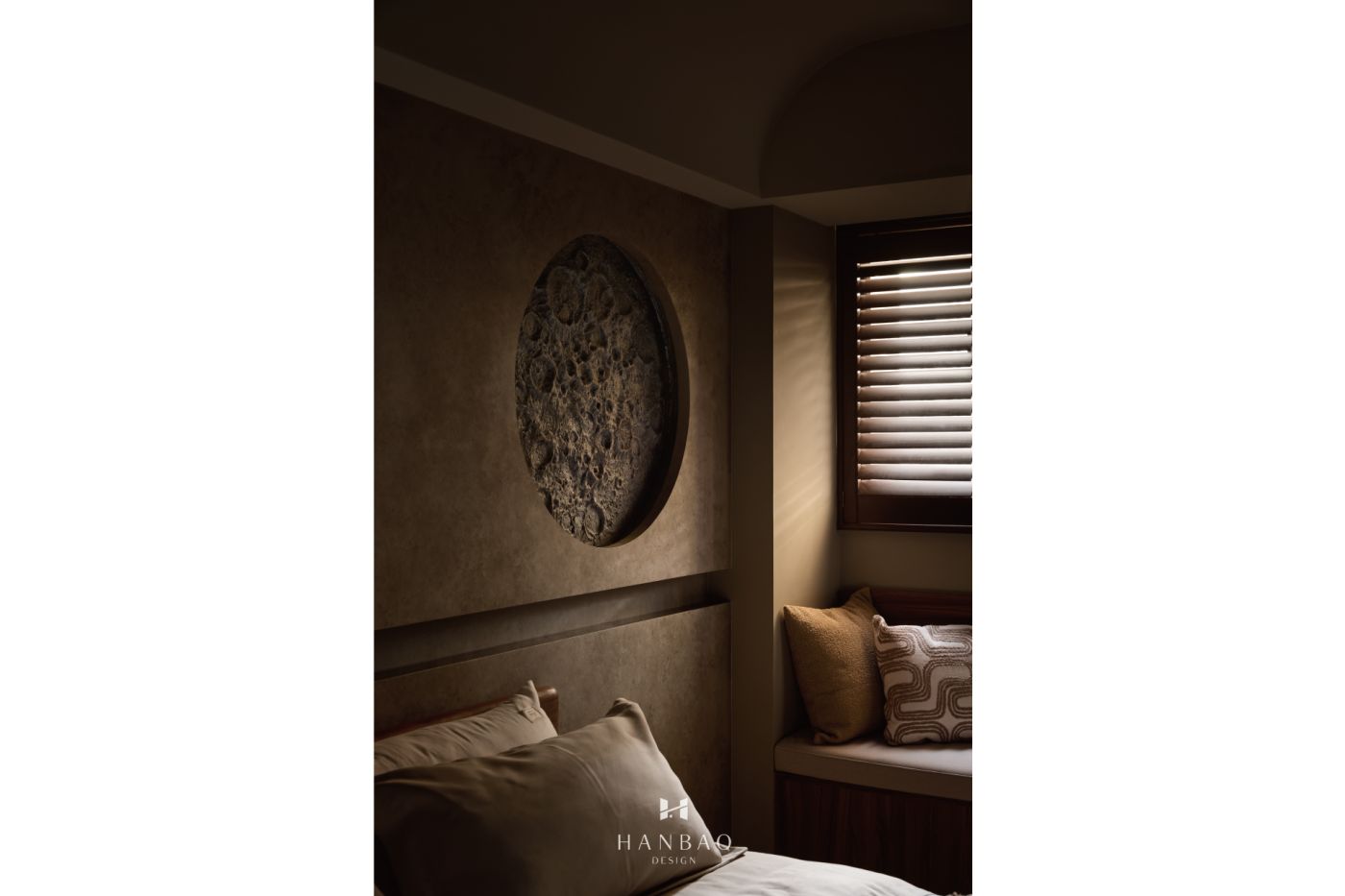 日式侘寂風主臥月亮造型床頭牆